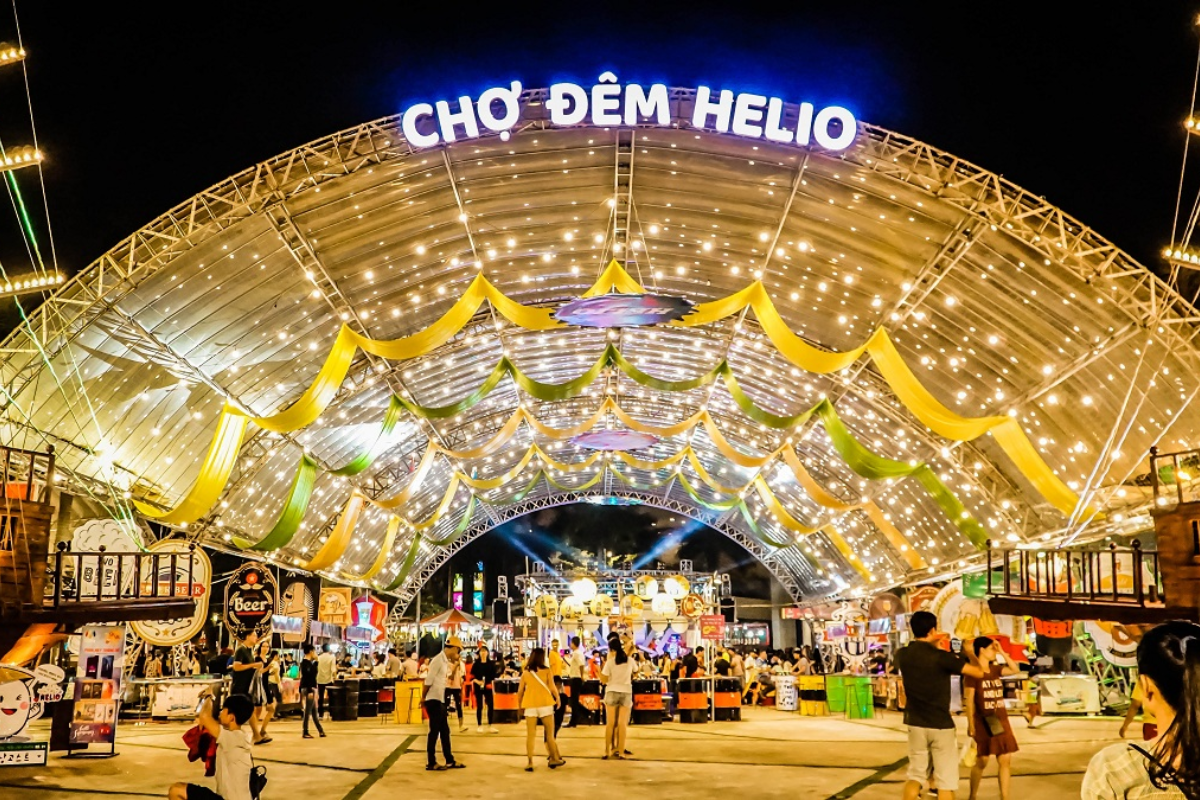 Crowded Helio Night Market with colorful food stalls